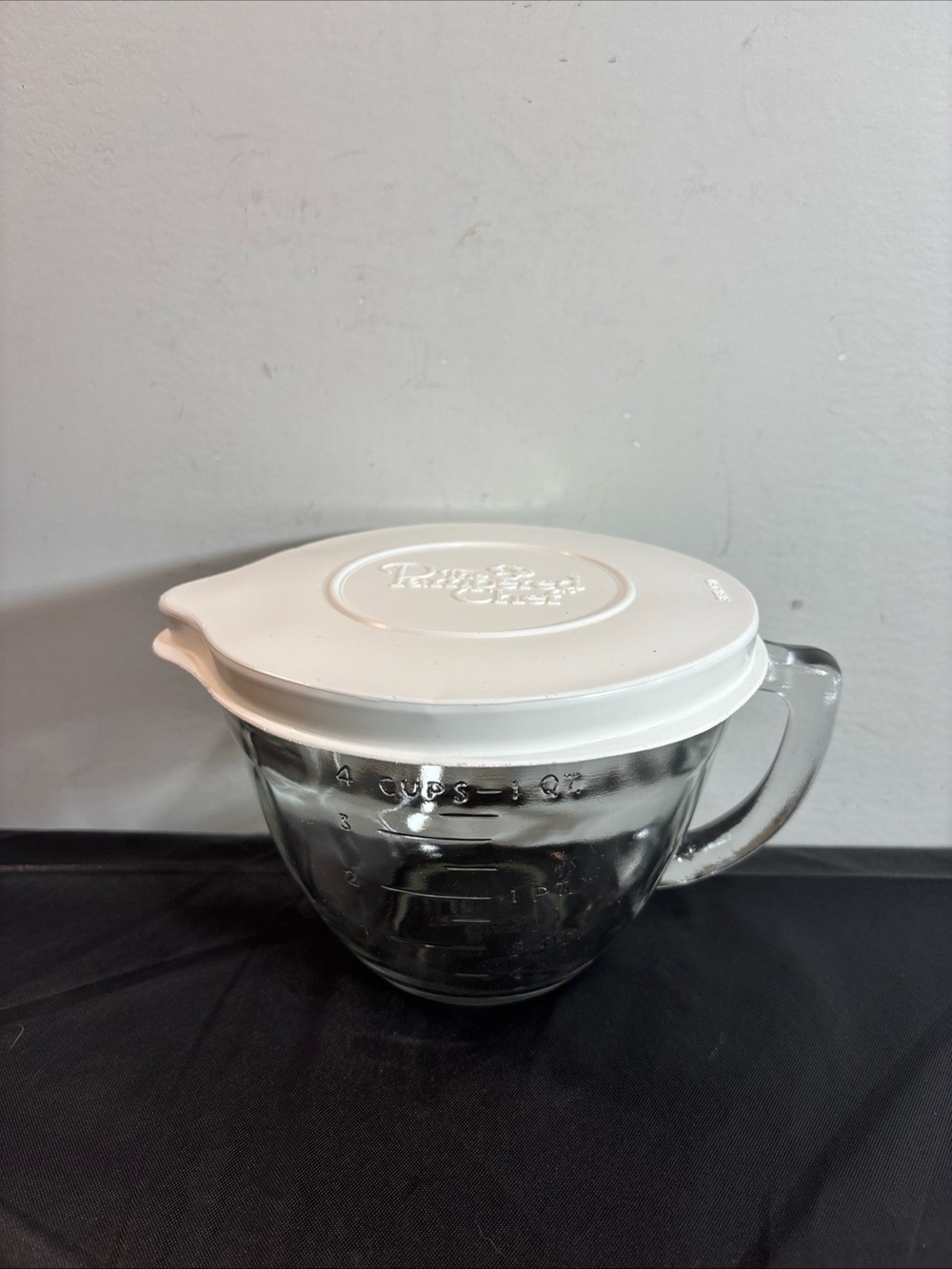Pampered ChefPyrex Glass Mixing Bowl with White Plastic Lid